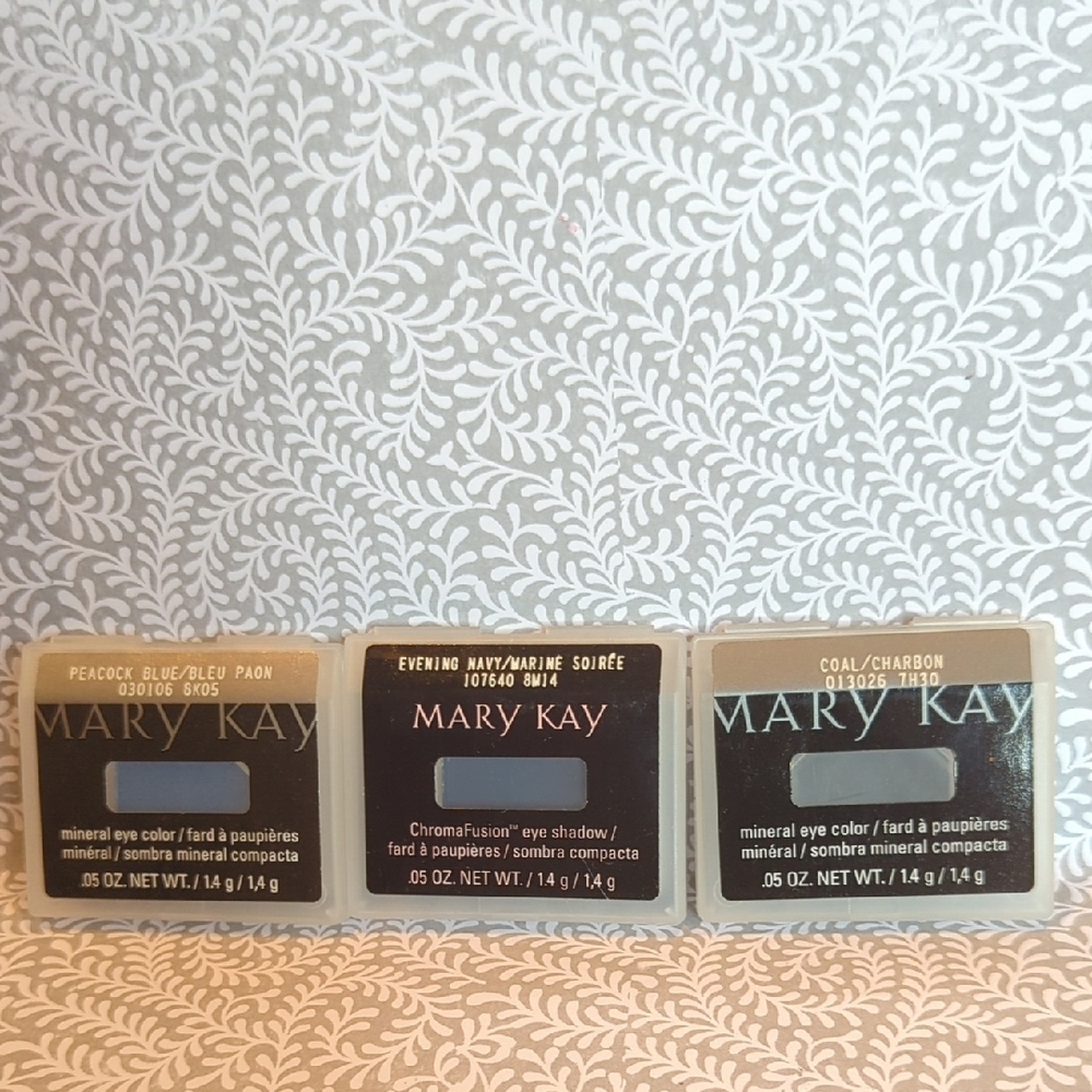 Mary Kay ChromaFusion Eye Shadow Set Of 6 in Blue and Gray
